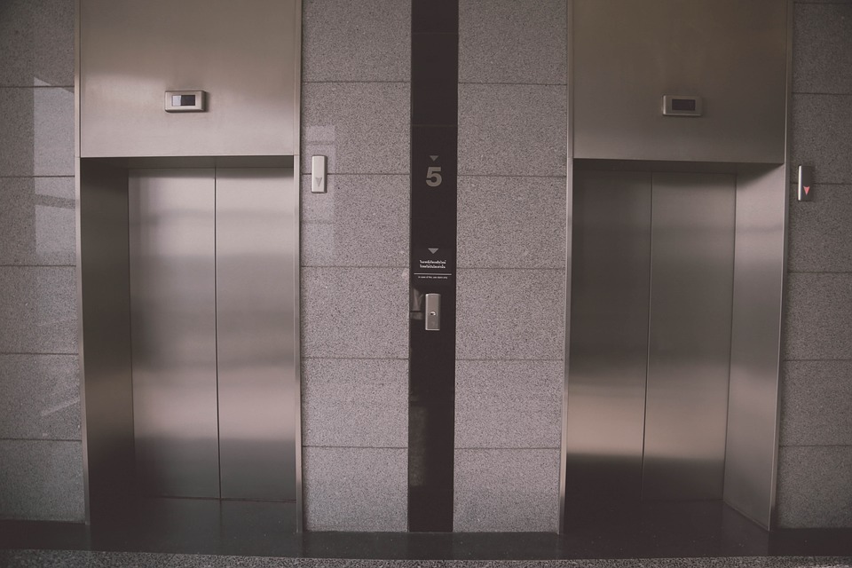 5個超有名「台灣校園鬼故事」　文大「永遠客滿的電梯」搭到就看黃泉！